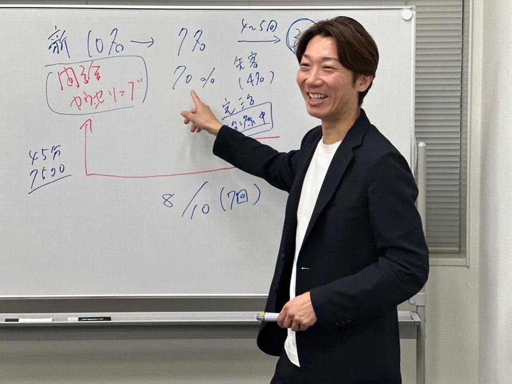 ホワイトボードを使った経営講座の様子