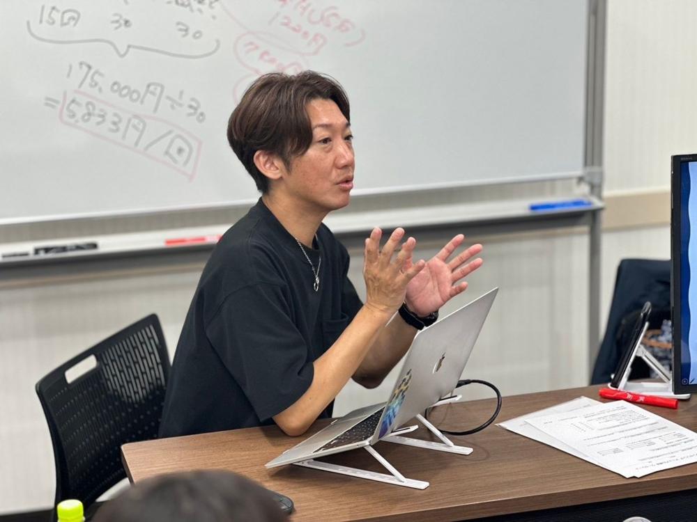 ノートパソコンを使って説明する様子